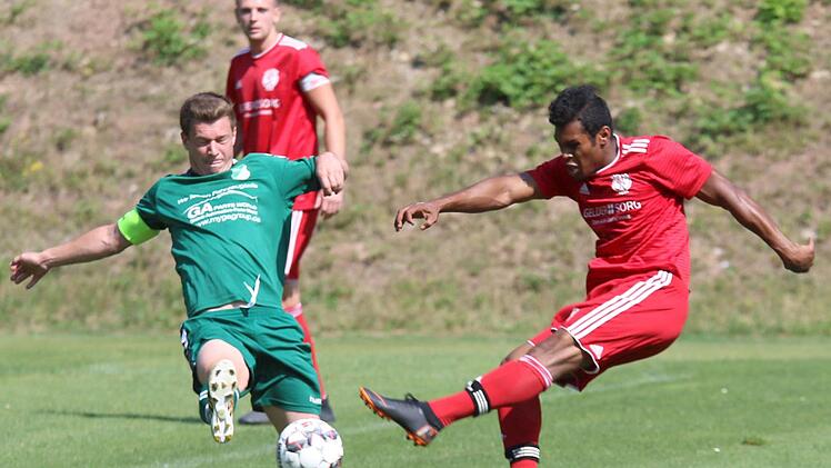 Bryan Weiß (rechts) ist die Hoffnung im Sturm des FSV. Foto: R. Naumann