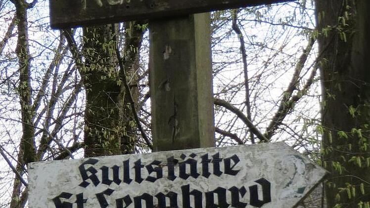 Wegweiser zur Kultst&auml;tte zwischen Wirsberg und Neufang. Foto: Erich Olbrich