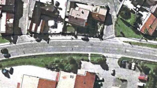 Ein Archivbild aus der Sander Verwaltung: Oft schon war die Querungshilfe am Rewe-Markt (unten im Bild) in Sitzungen Thema gewesen. Beim Landratsamt gab es für das Anliegen keine offenen Ohren. Foto: Gemeinde Sand