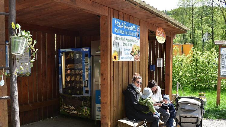 Am Automaten in Dorfhaus ist derzeit viel los. Zwei junge Mütter füttern ihre Kinder gerade mit einem der selbst gemachten Joghurts,