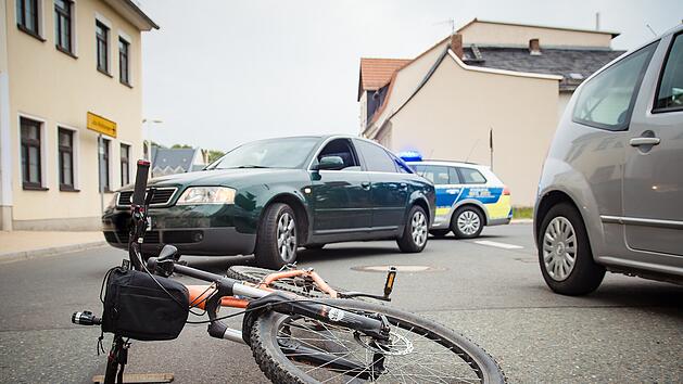 Eine 13-jährige Fahrradfahrerin aus Kitzingen wurde von einem Autofahrer angefahren und dabei schwer verletzt.