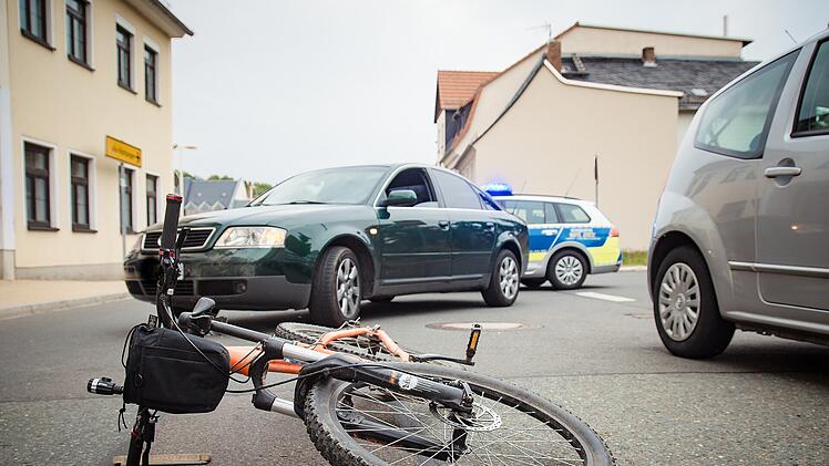 Eine 13-jährige Fahrradfahrerin aus Kitzingen wurde von einem Autofahrer angefahren und dabei schwer verletzt.