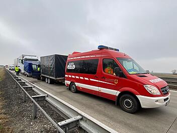 So hatten sich das Marc Benker und seine Begleiter nicht vorgestellt: Kurz vor Breslau fährt ein 40-Tonner in den Marktschorgaster Hilfskonvoi, bestehend  aus vier Transportern plus Anhängern. Die geplante Weiterfahrt zum Übergabepunkt an der polnischen Grenze verschiebt sich um mehr als fünf Stunden.