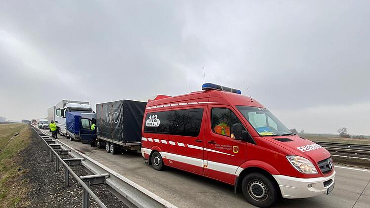 So hatten sich das Marc Benker und seine Begleiter nicht vorgestellt: Kurz vor Breslau fährt ein 40-Tonner in den Marktschorgaster Hilfskonvoi, bestehend  aus vier Transportern plus Anhängern. Die geplante Weiterfahrt zum Übergabepunkt an der polnischen Grenze verschiebt sich um mehr als fünf Stunden.