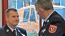 Der ausscheidende Kommandant Alois Ritter (r.) beglückwünscht den neuen Kommandanten Christian Linka.