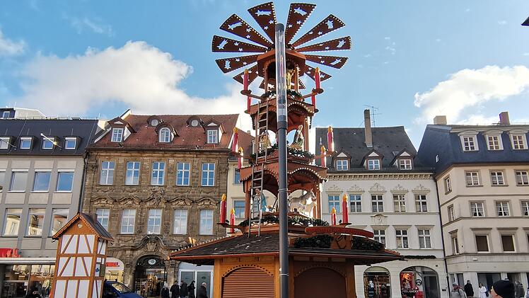 Neue Pyramide auf Bamberger Weihnachtsmarkt steht - so fallen die Reaktionen aus