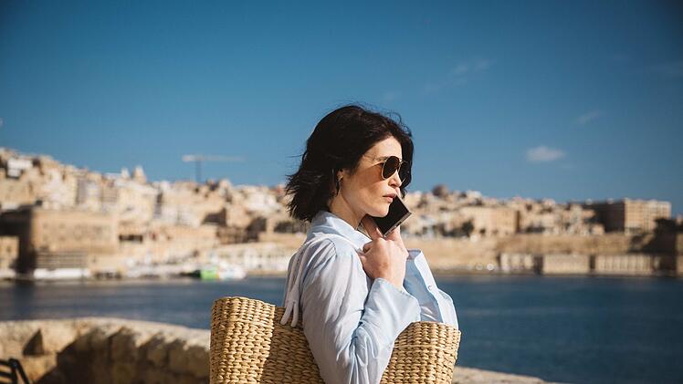 MI6-Agentin Kate Henderson (Gemma Arterton) leitet in der Serie "Secret Service" ein Team, das den Chef des russischen Geheimdienstes im Urlaub auf Malta &uuml;berwacht. Dabei treten verst&ouml;rende Hinweise auf einen Maulwurf in h&ouml;chsten britischen Regierungskreisen auf.