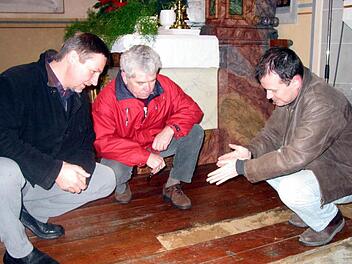 Genau vor zehn Jahren hat das Hochwasser erhebliche Schäden in der Astheimer Kirche St. Johannes Evangelist hinterlassen. Norbert Lehnert vom Bauamt der Diözese Würzburg, Kirchenpfleger Willi Niederführ und Ingenieur Manfred Platz inspizierten die Schäden. Fotos: Pfannes