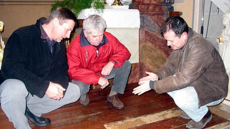 Genau vor zehn Jahren hat das Hochwasser erhebliche Schäden in der Astheimer Kirche St. Johannes Evangelist hinterlassen. Norbert Lehnert vom Bauamt der Diözese Würzburg, Kirchenpfleger Willi Niederführ und Ingenieur Manfred Platz inspizierten die Schäden. Fotos: Pfannes