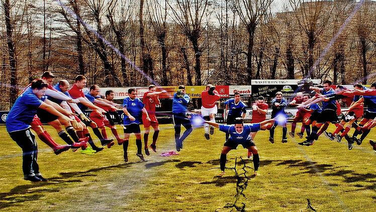 Der perfekte Schnappschuss ist schwer. Die Kicker aus Coburg brauchten etwa zehn Versuche bis dieses Foto im Kasten war. Foto: Arif Türken