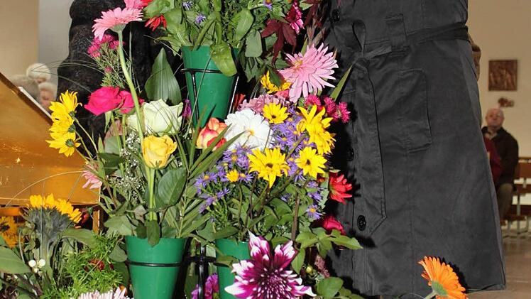 Das Motto "Wie ein bunter Blumenstrauß" formten die Frauen aus vielen einzelnen Blumen.