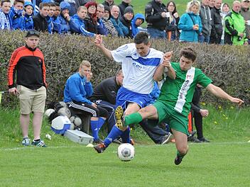 Den Tabellenführer gestürzt: Marc Schuhmann vom FSV Schönderling (rechts) im Kampf um die Kugel mit Martin Danz (SV Aura). Nach dem 4:2 grüßen nun die Schönderlinger vom Gipfel. Foto: Hopf