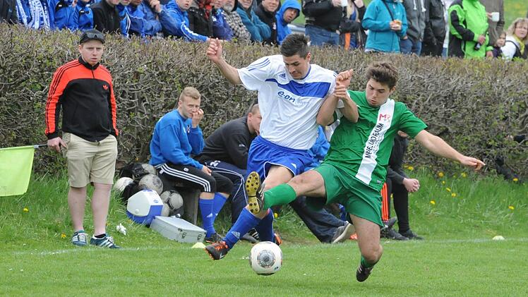 Den Tabellenführer gestürzt: Marc Schuhmann vom FSV Schönderling (rechts) im Kampf um die Kugel mit Martin Danz (SV Aura). Nach dem 4:2 grüßen nun die Schönderlinger vom Gipfel. Foto: Hopf
