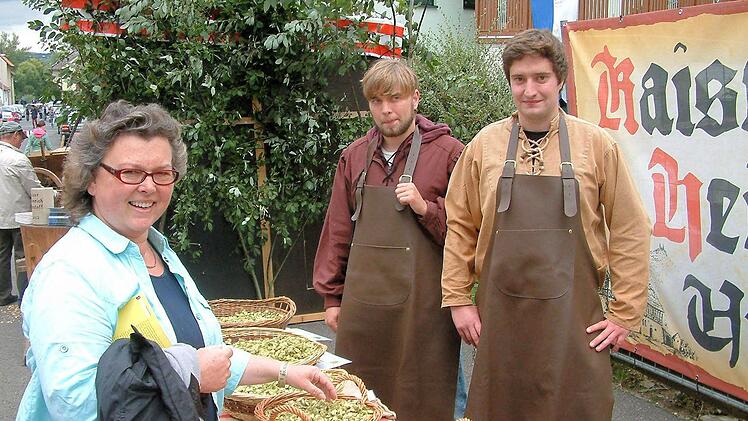 Max und Fritz Göller aus Zeil erläuterten das Bierbrauen, deren Zutaten mit Wasser, Hopfen und Malz schon seit dem 15. Jahrhundert gleich geblieben sind.