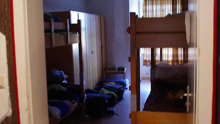 So sehen die Zimmer der Festungsherberge aus, die noch nicht renoviert sind. Foto: Marco Meißner