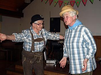 Adele (links) und Gerda von den Nordhalbener Senioren begeisterten als lustige Wandesleut". Foto: Susanne Deuerling