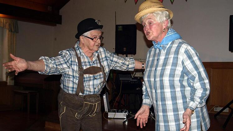Adele (links) und Gerda von den Nordhalbener Senioren begeisterten als lustige Wandesleut". Foto: Susanne Deuerling