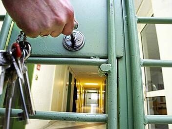 Im Gefängnis sitzt der Kinderschänder nicht. Symbolfoto: Archiv