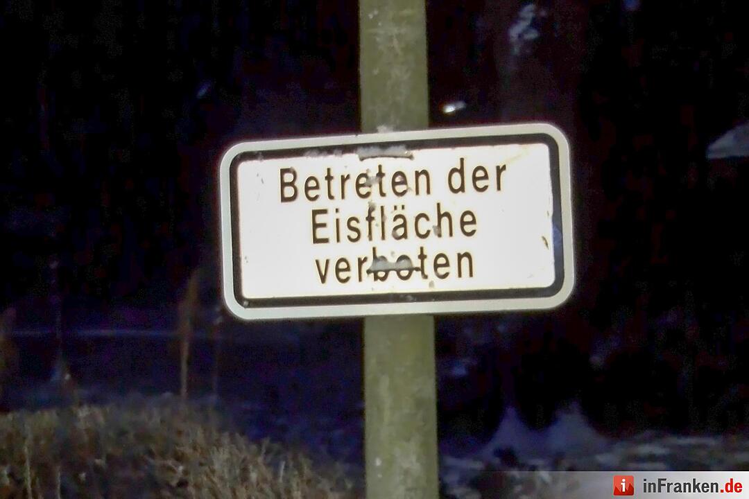 Tragischer Eisunfall in Bayreuth: Hund und Frauchen brechen in Weiher ein