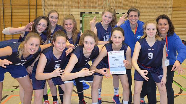 &Uuml;ber den dritten Platz beim Bundesfinale des Schulsportwettbewerbs "Jugend trainiert f&uuml;r Olympia" in Berlin freuen sich, hinten v.&nbsp;l.: Helena Baumann, Ann-Kathrin Schaller, Marie Zimmerhackl, Anna-Sophie Zauritz, Betreuerin Dagmar Dorsch, Betreuerin Kerstin H&ouml;gen; vorn v.&nbsp;l. Mara Wiede, Stella H&ouml;gen, Nina K&uuml;hhorn, Teresa Schwital, Lilly K&uuml;hhorn Foto: privat