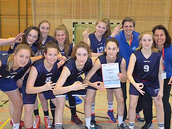 &Uuml;ber den dritten Platz beim Bundesfinale des Schulsportwettbewerbs "Jugend trainiert f&uuml;r Olympia" in Berlin freuen sich, hinten v.&nbsp;l.: Helena Baumann, Ann-Kathrin Schaller, Marie Zimmerhackl, Anna-Sophie Zauritz, Betreuerin Dagmar Dorsch, Betreuerin Kerstin H&ouml;gen; vorn v.&nbsp;l. Mara Wiede, Stella H&ouml;gen, Nina K&uuml;hhorn, Teresa Schwital, Lilly K&uuml;hhorn Foto: privat