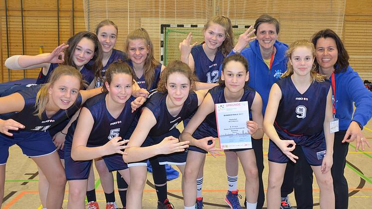 &Uuml;ber den dritten Platz beim Bundesfinale des Schulsportwettbewerbs "Jugend trainiert f&uuml;r Olympia" in Berlin freuen sich, hinten v.&nbsp;l.: Helena Baumann, Ann-Kathrin Schaller, Marie Zimmerhackl, Anna-Sophie Zauritz, Betreuerin Dagmar Dorsch, Betreuerin Kerstin H&ouml;gen; vorn v.&nbsp;l. Mara Wiede, Stella H&ouml;gen, Nina K&uuml;hhorn, Teresa Schwital, Lilly K&uuml;hhorn Foto: privat