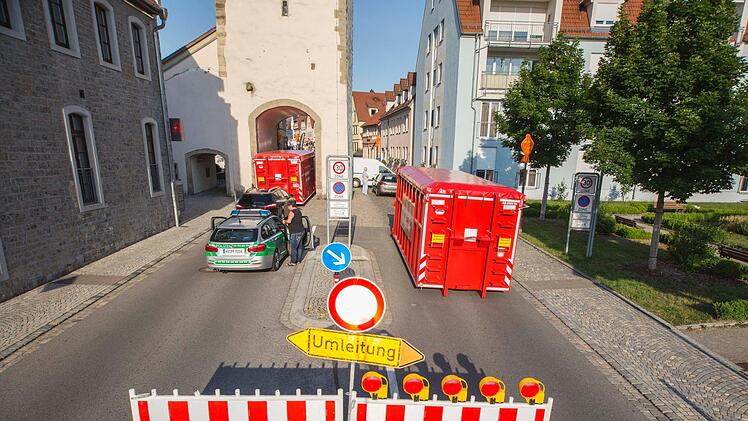 Große Container blockierten den Stadteinagng vom unteren Turm her: Auch in Haßfurt wurde die Sicherheit groß geschrieben.