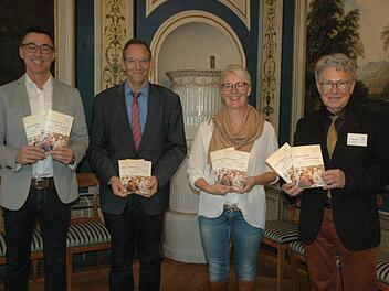 Coburgs Sozialamtsleiter Holger Diez, Dritter Bürgermeister Thomas Nowak, Antje Hennig vom Büro Senioren & Ehrenamt der Stadt Coburg und Wolfgang Doischer, ehemaliger Behindertenbeauftragter der Stadt (von links), stellen die Broschüre "Seniorenwegweiser" vor. Edwin Meißinger