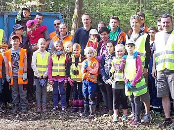 Rund 40 Kinder und Erwachsene beteiligten sich an der Waldsäuberungsaktion in Eltmann. Foto: Sabine Weinbeer