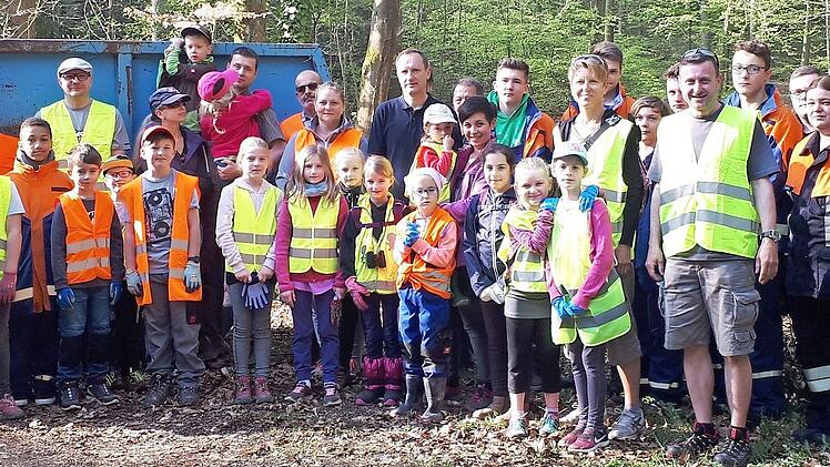 Rund 40 Kinder und Erwachsene beteiligten sich an der Waldsäuberungsaktion in Eltmann. Foto: Sabine Weinbeer