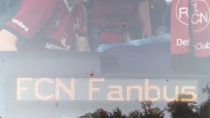 Er kam schon im FCN-Fanbus ins Schwitzen: Rudi Hofmann kassierte die Club-Anhänger fleißig ab. Die Fußball-Fans hatten am Sonntag genügend Grund für das eine oder andere Bierchen.