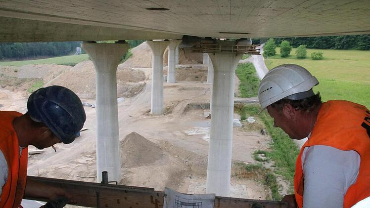Mitarbeiter der Firma Arlt bauen die Geländer und Gerüste an den Pfeilerköpfen ab. Fotos: Ralf Ruppert