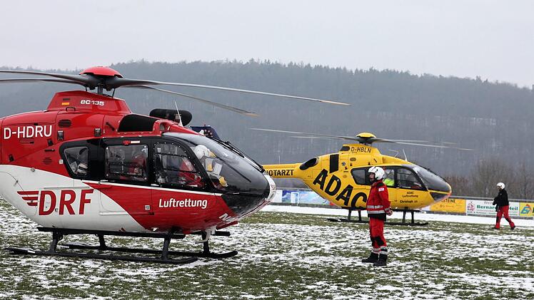 Hubschrauber landeten auf dem Sportplatz in Untersteinbach. Sie flogen drei Verletzte in Spezialkliniken.