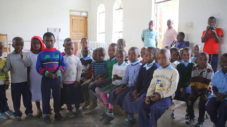 Auf dem Programm standen viele Schul- und Gemeindebesuche, wie hier in Pathmo. Damit die aus ärmlichsten Verhältnissen stammenden Kinder eine Zukunft haben, bekommen sie samstags im Compassion Center dank der Spenden ihrer Paten (25 Dollar pro Kind und Monat) über ihren normalen Schulbesuch hinaus Wissen vermittelt. Foto: Bettina Knauth