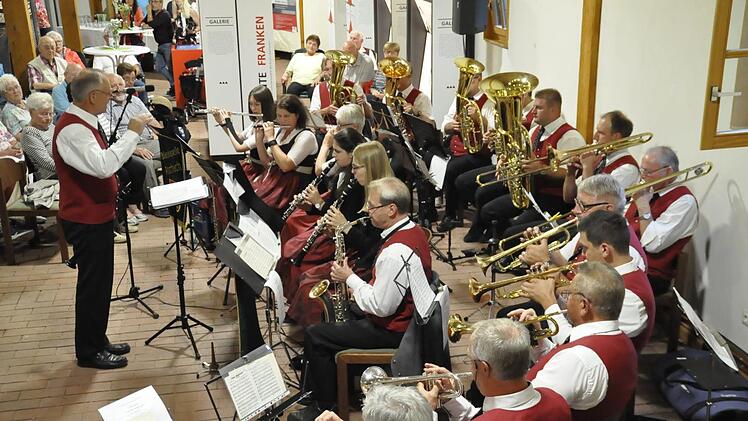 Unglaublich vielseitig zeigt sich die Aschacher Blaskapelle unter der Leitung von Walter Borst.Foto:  Peter Klopf