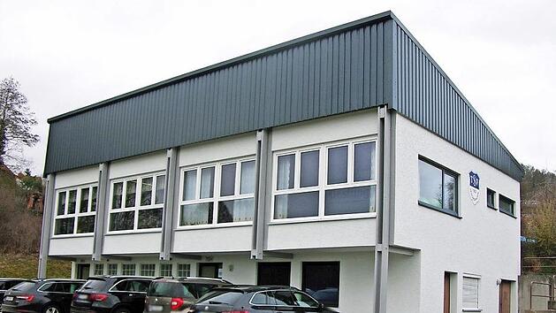 Nach einer beispiellosen Spendenaktion und ehrenamtlichen Eins&auml;tzen pr&auml;sentiert sich das Gestungsh&auml;user TSV-Sportheim mit Trapezblech auf dem Dach, modernisierter Au&szlig;enfassade und zukunftsgerechtem Inneren.  Foto: Klaus Oelzner