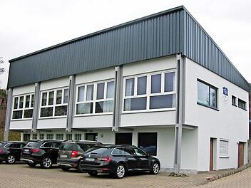 Nach einer beispiellosen Spendenaktion und ehrenamtlichen Einsätzen präsentiert sich das Gestungshäuser TSV-Sportheim mit Trapezblech auf dem Dach, modernisierter Außenfassade und zukunftsgerechtem Inneren.  Foto: Klaus Oelzner