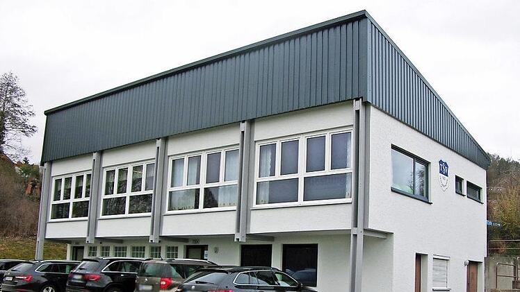 Nach einer beispiellosen Spendenaktion und ehrenamtlichen Einsätzen präsentiert sich das Gestungshäuser TSV-Sportheim mit Trapezblech auf dem Dach, modernisierter Außenfassade und zukunftsgerechtem Inneren.  Foto: Klaus Oelzner