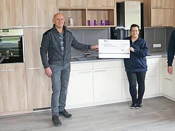 Kommandant Thomas Schwarz (rechts) und Zweiter Kommandant Bernd Schramm (links) freuten sich ebenso wie die Zweite Vorsitzende Vanessa Lieb &uuml;ber die gro&szlig;z&uuml;gige Spende und dankten Nikolaus Schauer von der Holzofenb&auml;ckerei daf&uuml;r.  Foto: Gerd Klemenz