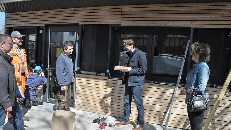 Lob gab’s bei der technischen Abnahme des Container-Moduls am Kindergarten Pfarrweisach (von links): Stefan Hofmann (Bauverwaltung Ebern), Roland Hartenfels (Bauhof Pfarrweisach), Dritter Bürgermeister Sebastian Bock, Martin Herbatsch und Irena Bessenreuther von der Vertriebsfirma PH-Container.