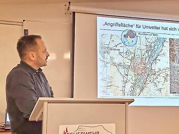 Der Meteorologe Lothar Bock vom Deutschen Wetterdienst informierte die Kirchehrenbacher Feuerwehr.
