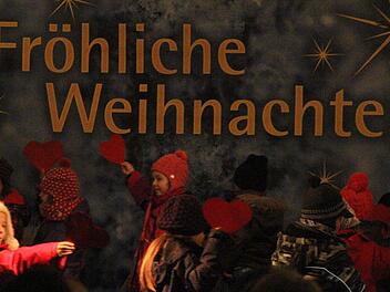 Mit vielen Herzen ging es auf die Adventsbühne.