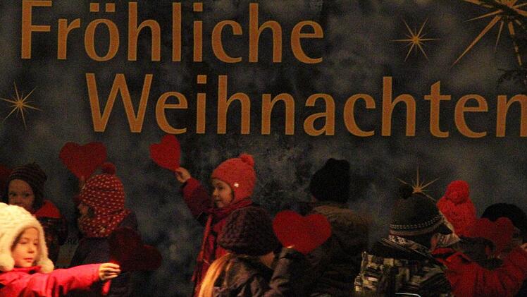 Mit vielen Herzen ging es auf die Adventsbühne.