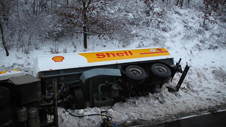 Der Anhänger landete im Straßengraben - zum Glück, denn auf der anderen Seite fließt ein Bach.