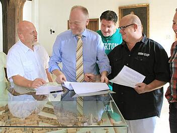 Inge Bulheller, Klaus Görlinger, Peter Bötsch und Klaus Schebler übergaben an Bürgermeister Helmut Blank (3. von links) die Unterlagen für das Bürgerbegehren. Foto: Heike Beudert