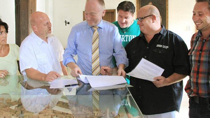 Inge Bulheller, Klaus Görlinger, Peter Bötsch und Klaus Schebler übergaben an Bürgermeister Helmut Blank (3. von links) die Unterlagen für das Bürgerbegehren. Foto: Heike Beudert