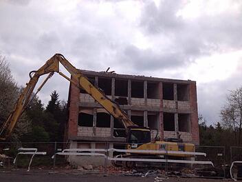 In vollem Gange sind die Abrissarbeiten in der ehemaligen Rhön-Kaserne in Oberwildflecken. Foto: Sebastian Schmitt-Mathea