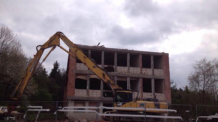In vollem Gange sind die Abrissarbeiten in der ehemaligen Rhön-Kaserne in Oberwildflecken. Foto: Sebastian Schmitt-Mathea