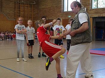 Anna Fischer setzt sich gegen Alfred Busse zur "Wehr". Foto: Heike Schülein