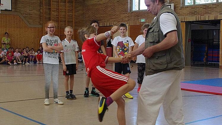 Anna Fischer setzt sich gegen Alfred Busse zur "Wehr". Foto: Heike Schülein